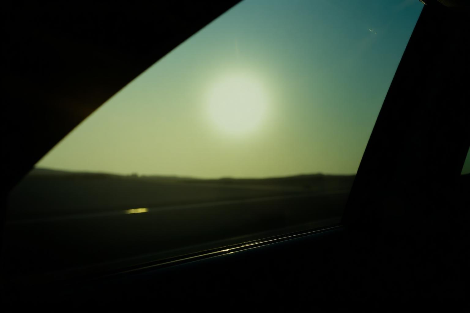 Película térmica em janela automotiva bloqueando o sol